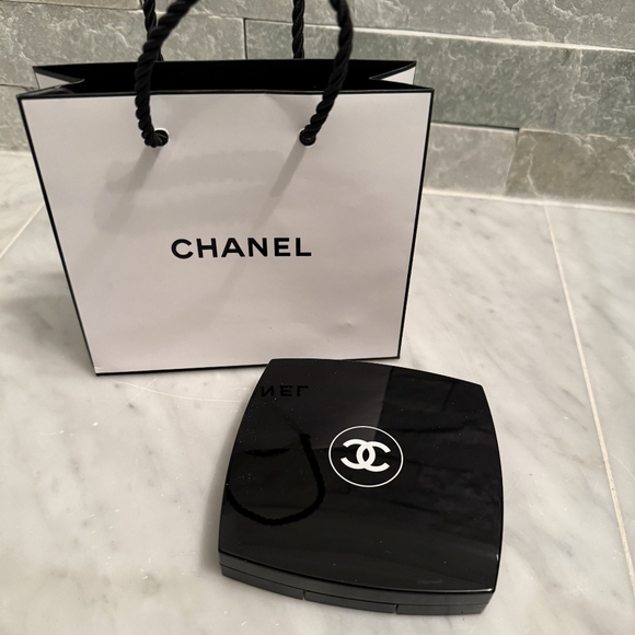 Chanel Les 9’ Ombres Eyeshdow Pallette NEW! - Picture 2 of 5